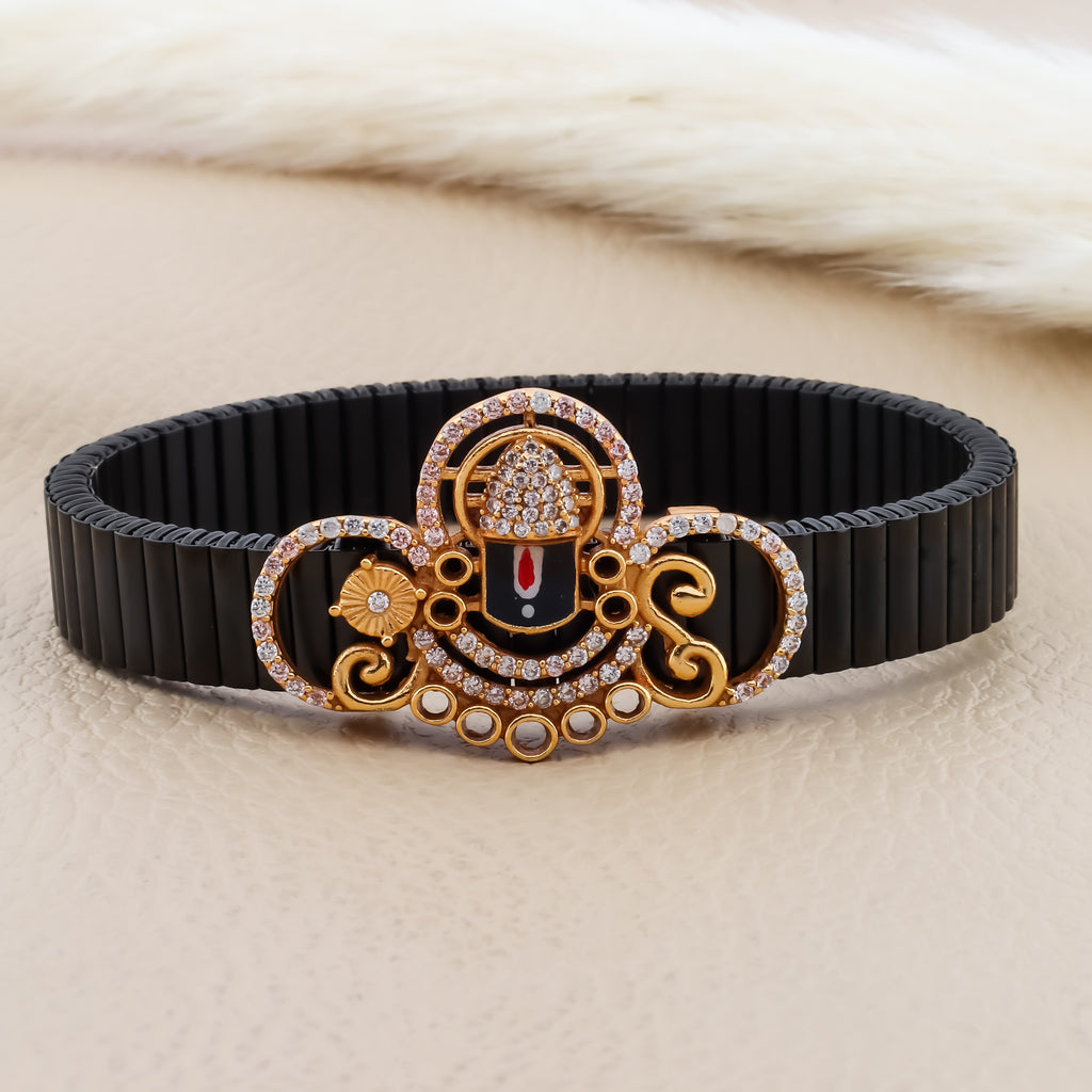 Men’s Waterproof bracelet detail showing anti-tarnish stainless steel Belt.